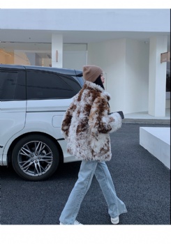  提格拉多立领牛角扣短款皮毛一体 YW508	