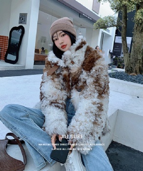  提格拉多立领牛角扣短款皮毛一体 YW508	