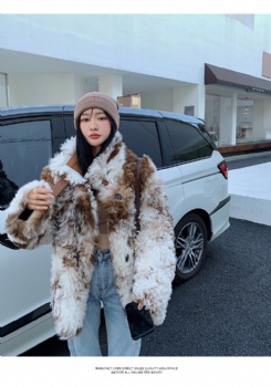  提格拉多立领牛角扣短款皮毛一体 YW508	