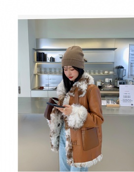  提格拉多立领牛角扣短款皮毛一体 YW508	